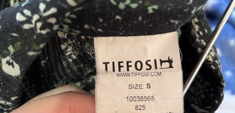 Saia preta com padrão verde da Tiffosi