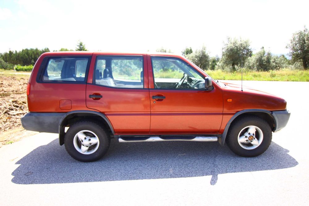 Nissan Terrano II c/AC e 7 Lugares