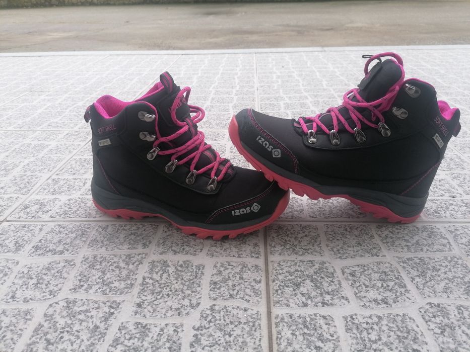 Botas pretas e rosa.