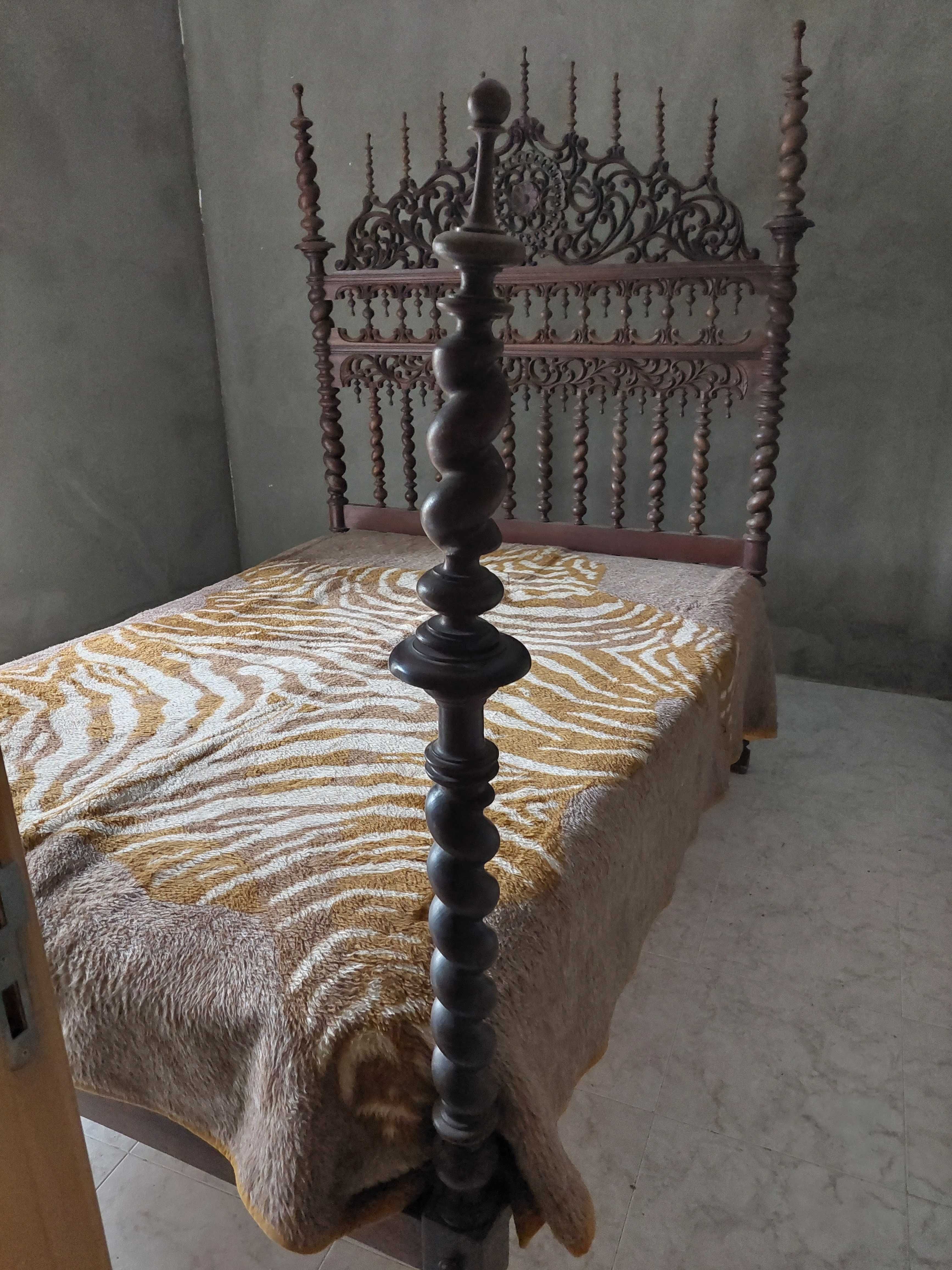 Conjunto de móveis de quarto em madeira maciça