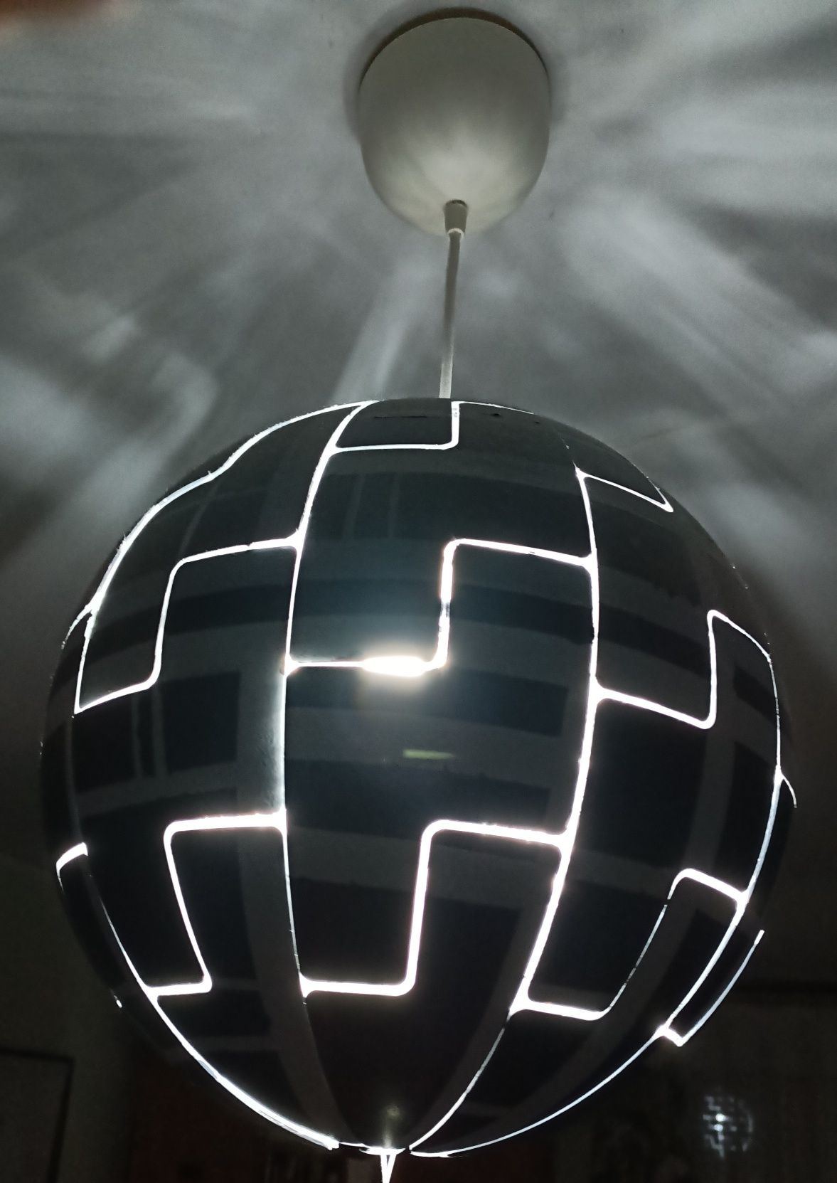 Lampa ikea w środku srebrna stylizowana na gwiazde śmierci Star Wars