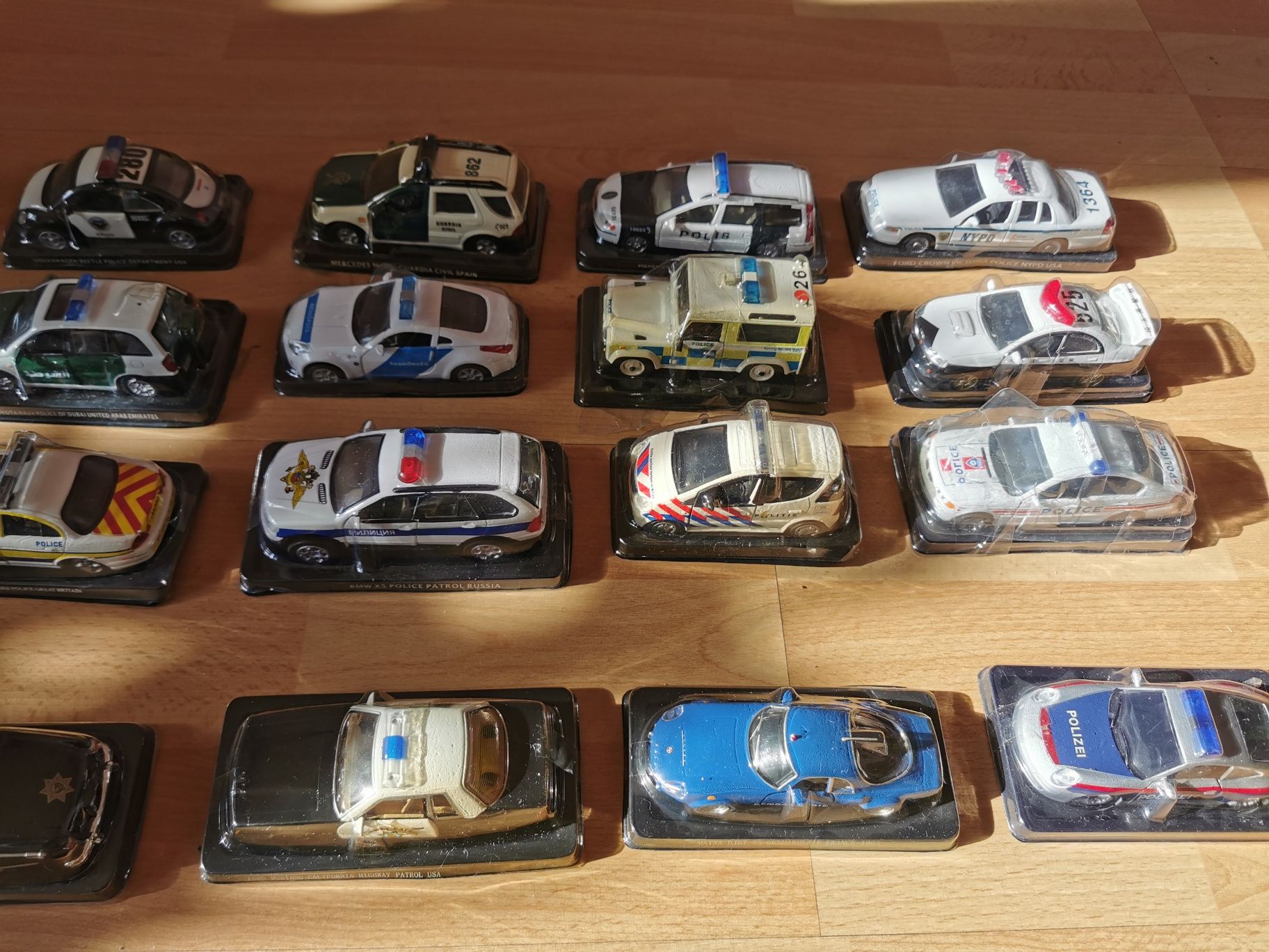 Kolekcja autek model policja z całego świata.