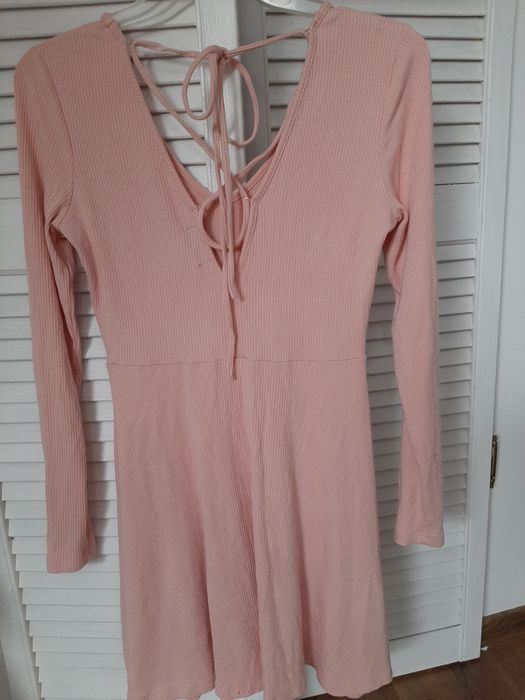 Pudrowy róż sukienka reserved wiązaniem na plecach