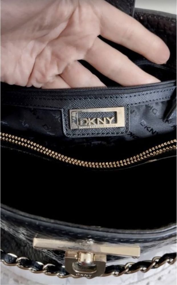 Шкіряна сумка на A4 DKNY