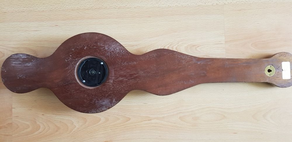 Antyk, duży barometr w drewnie pokrytym fornirem.