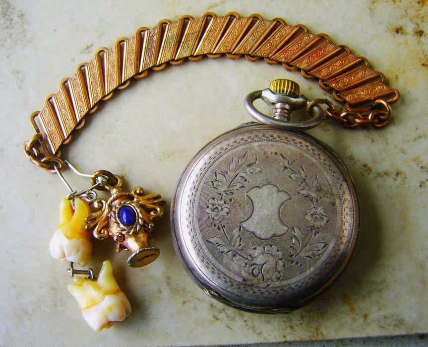 Przeklęty Srebrny Zegarek Ludzkie Zęby z Opuszczonego Szpitala Psych.