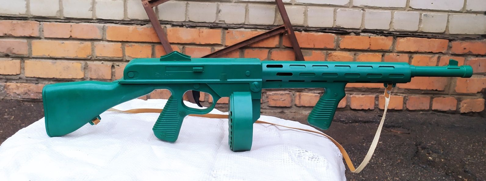 Продам детский игрушечный автомат Томпсон со звуком.