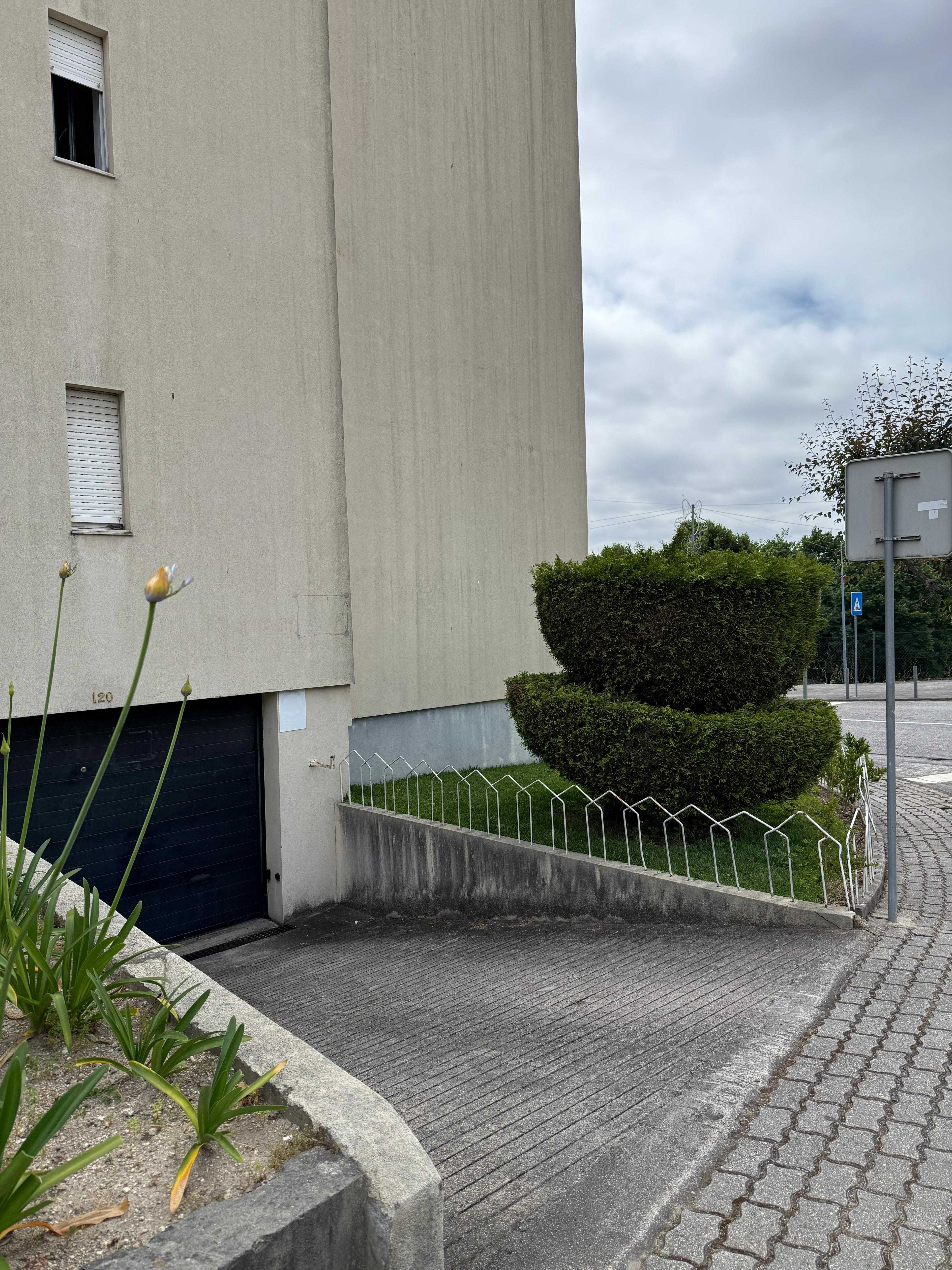 Lugar de Garagem no centro de Paredes