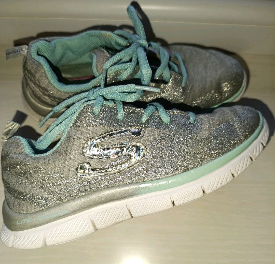 Кроссовки skechers для девочки.