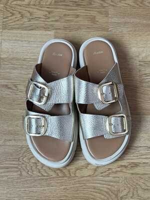 Шкіряні шльопанці Bata
