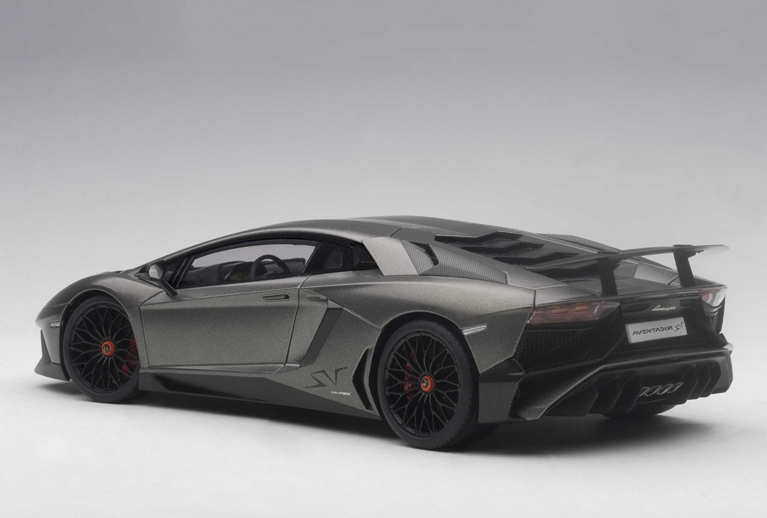 Model 1:18 AUTOart Lamborghini Aventador LP750-4 SV 2015 mat gray