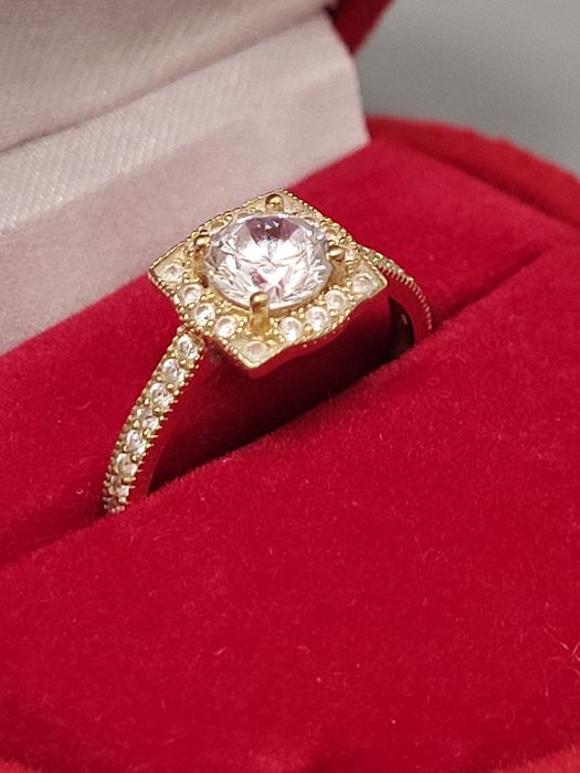 Elegancki, bogato zdobiony pierścionek zaręczynowy