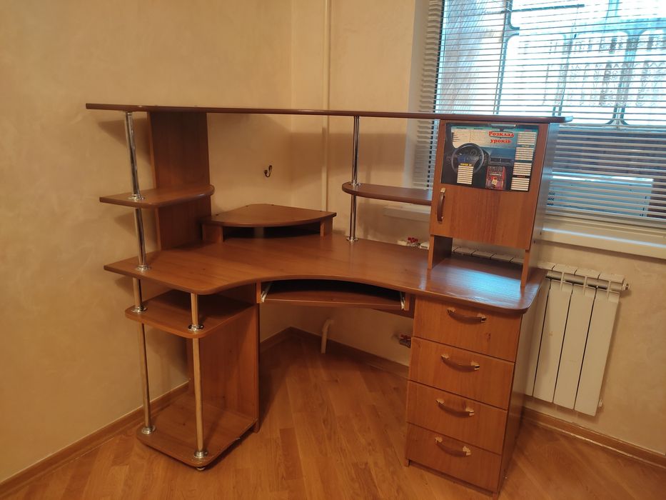 Комп'ютерний стіл