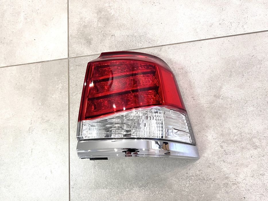 Зовнішній правий ліхтар Lexus LX 570 рестайлінг 2012+