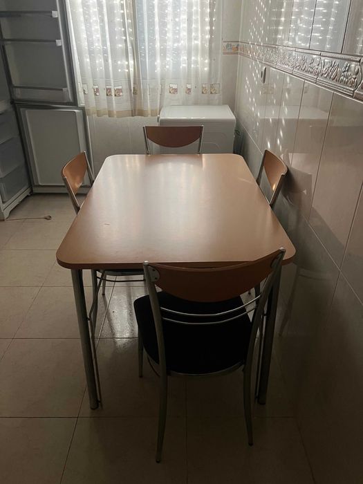 Conjunto de Mesa de Cozinha com 4 Cadeiras (Madeira/Metal)