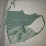 Top verde com formato de V