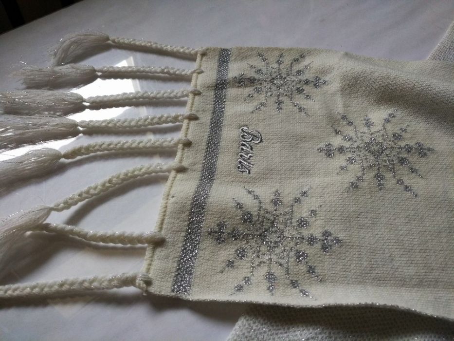 bialo srebrny szal holenderskiej firmy BARTS fredzelki szalik dlugi