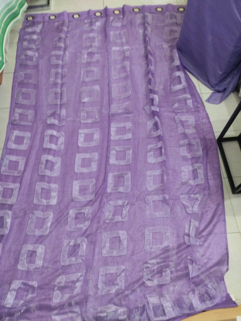 Conjunto de duas cortinas com véu lilás e roxo