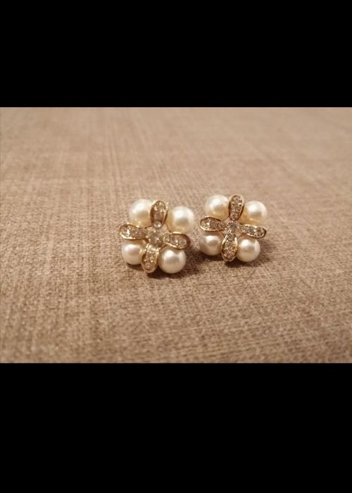 Brincos dourados com pérolas