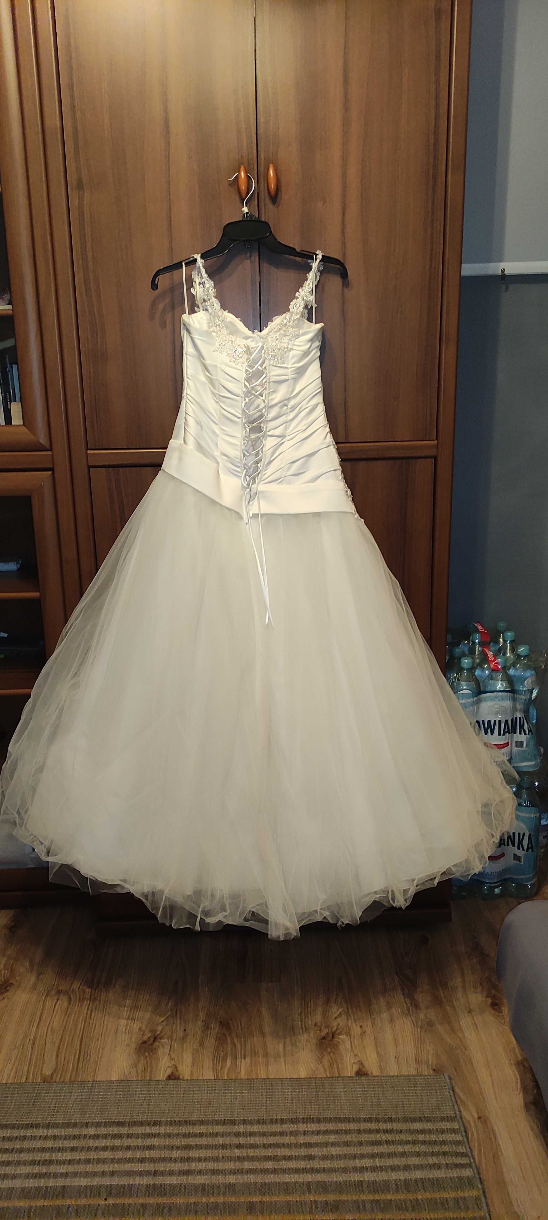 Używana suknia ślubna w kolorze ecru