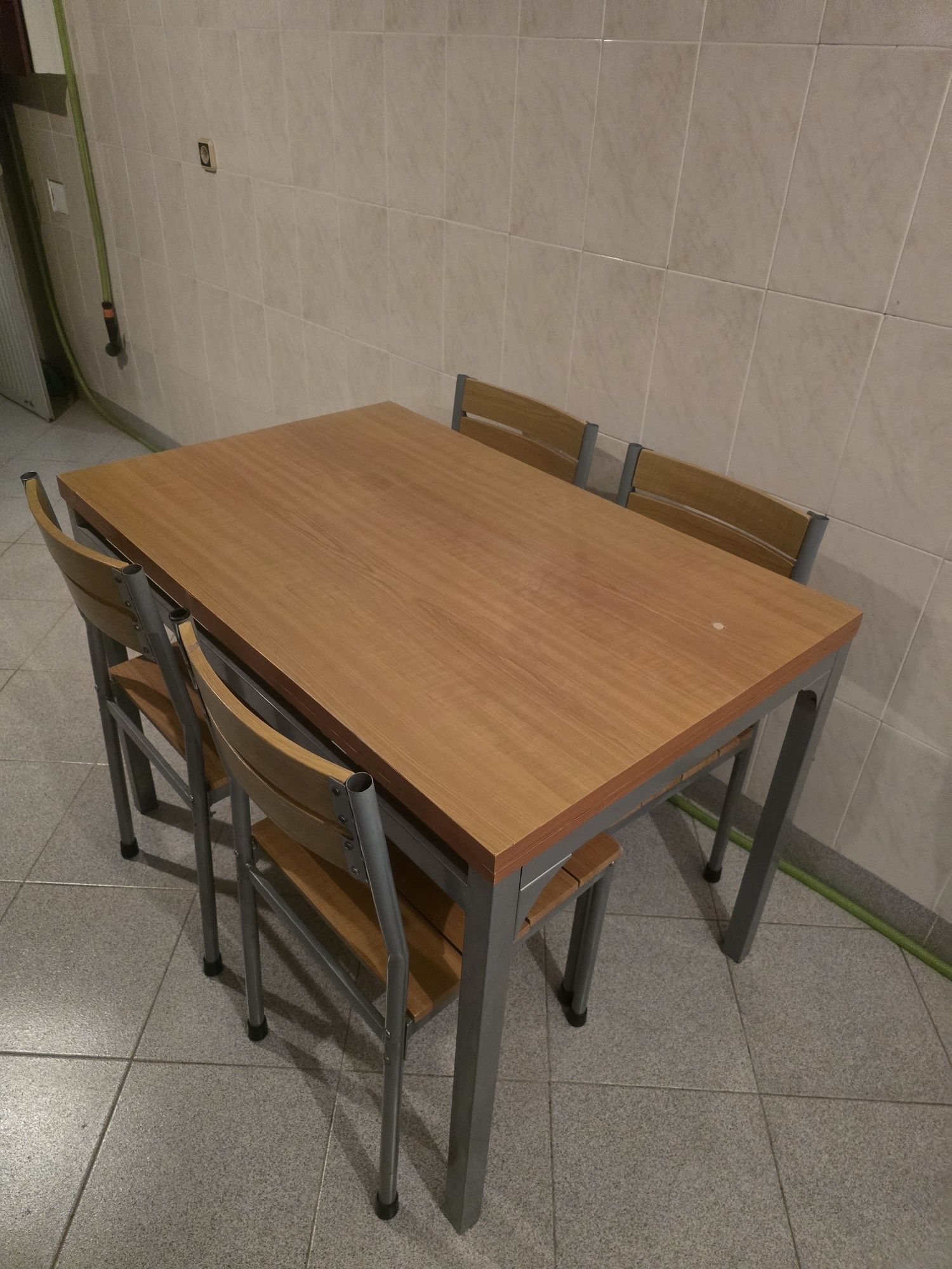 Mesa com quatro cadeiras