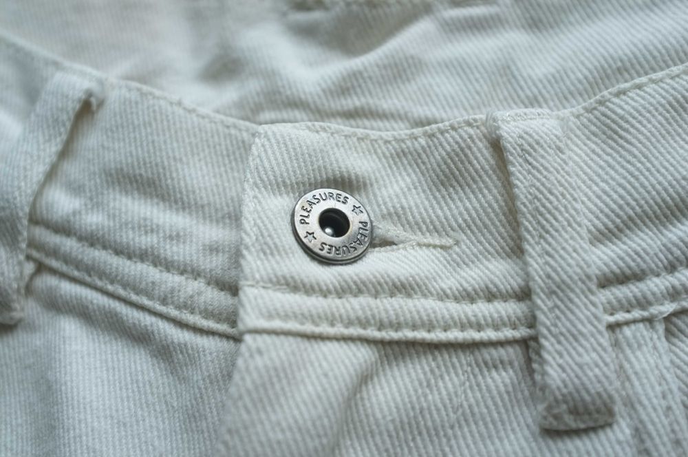 białe jeansy Special Print Denim Pleasures Now model 90's jeans