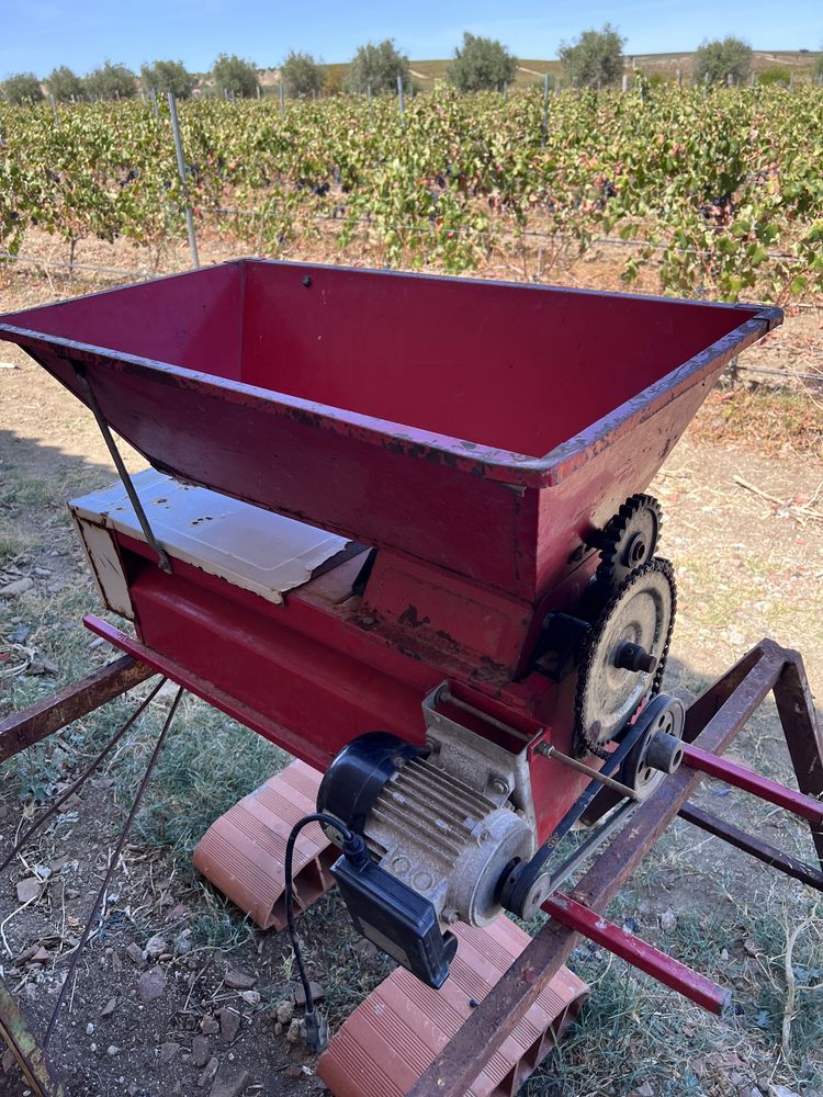 Maquina esmagadora de uva