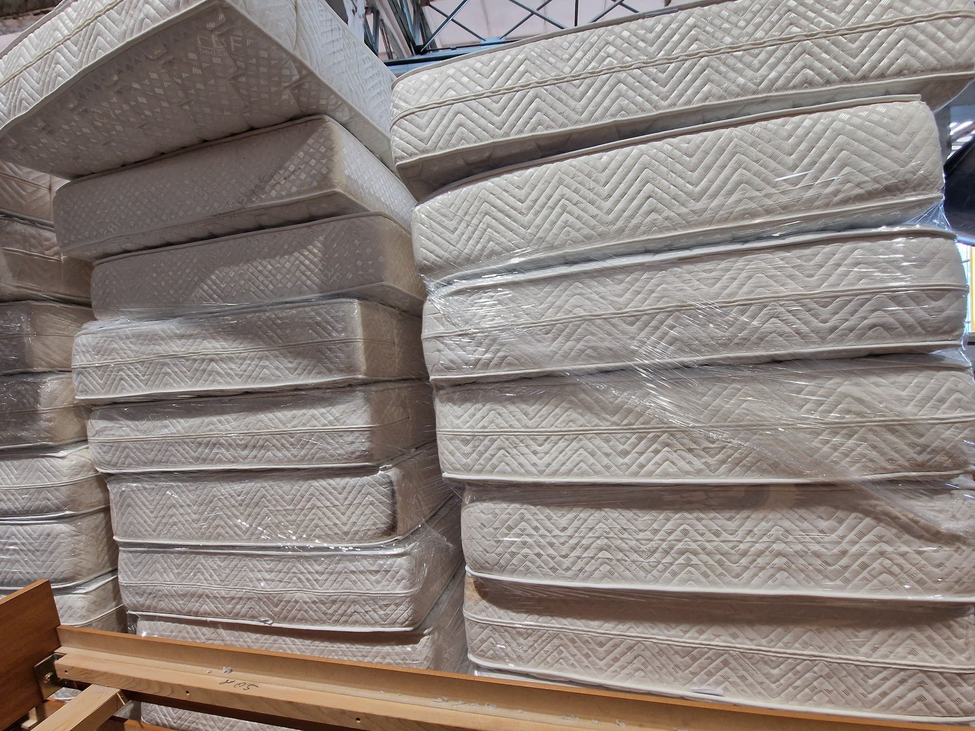 Łóżko hotelowe z materacem 90x200 solidne