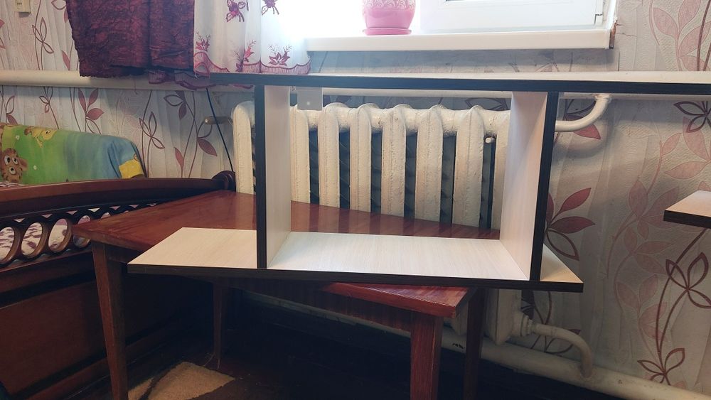 Полки навісні чотири штуки.