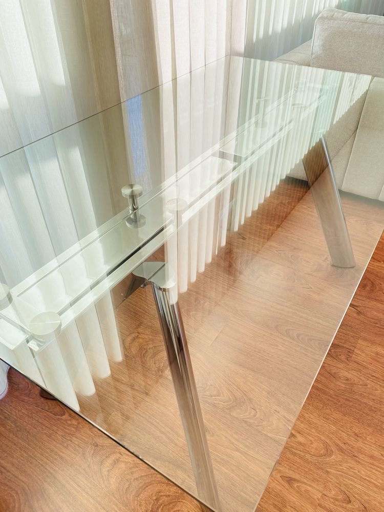 Mesa de sala em vidro e pés metalicos