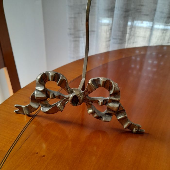 Suporte em bronze para pratos