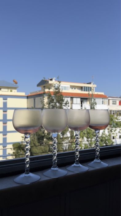 4 copos de vinho em vidro rosa vintage