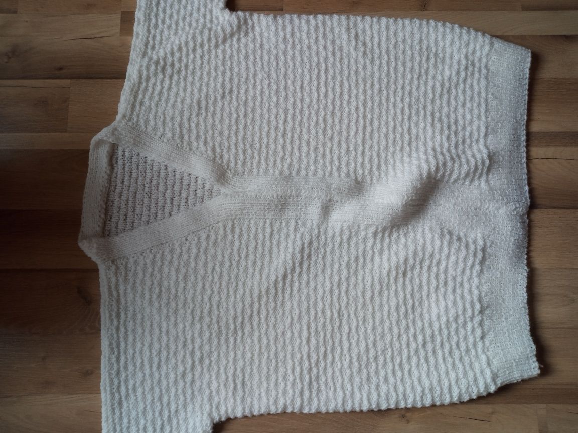 Biały sweter oversize
