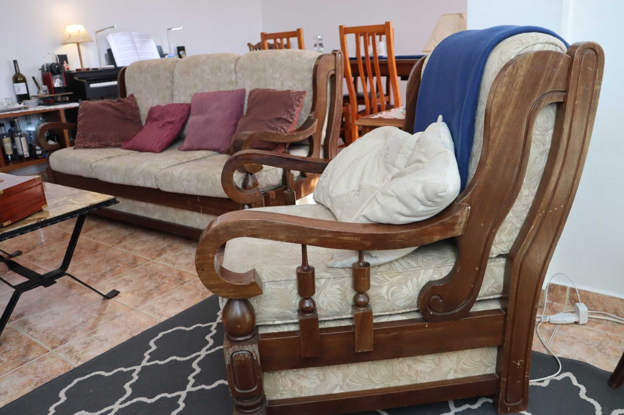 Conjunto de Sofás Antigos (Sofá 3L + Poltrona)