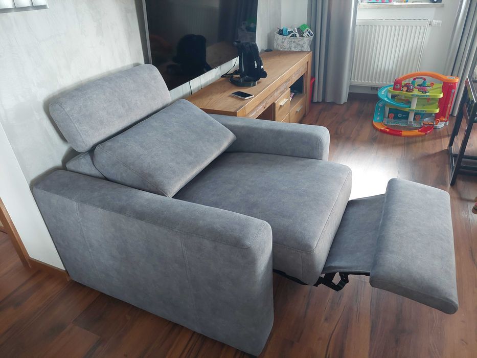 Fotel z elektrycznym podnóżkiem