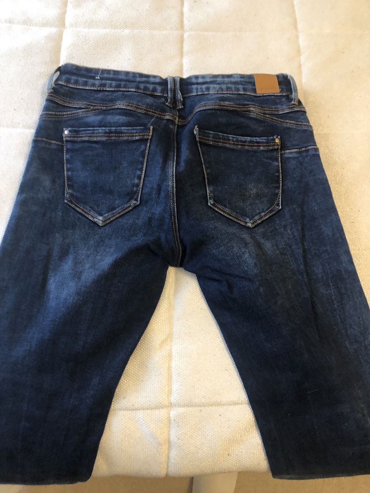 Calça jeans com rasgões. Tamanho 40 Stradivarius