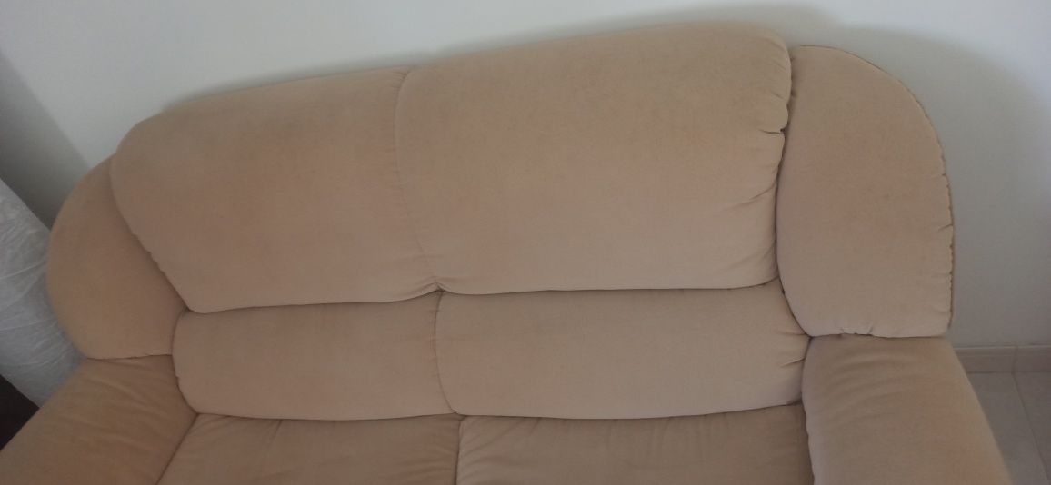 Sofá bege 2 lugares com cama.