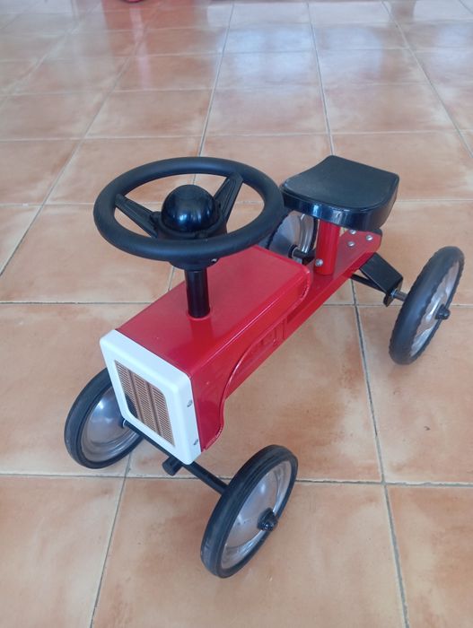 Vendo triciclo em forma trator em metal
