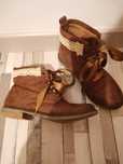 Botins com renda cetim