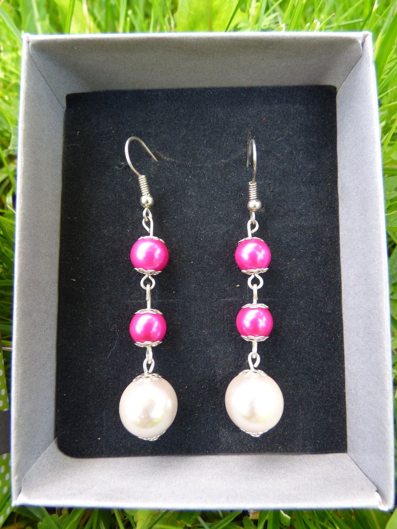 Zestaw biżuterii: kolczyki, zawieszka i bransoletka różowe perły.