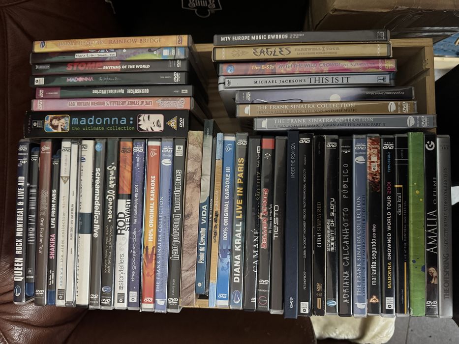 Lote de DVDs de música e VHS (+110)
