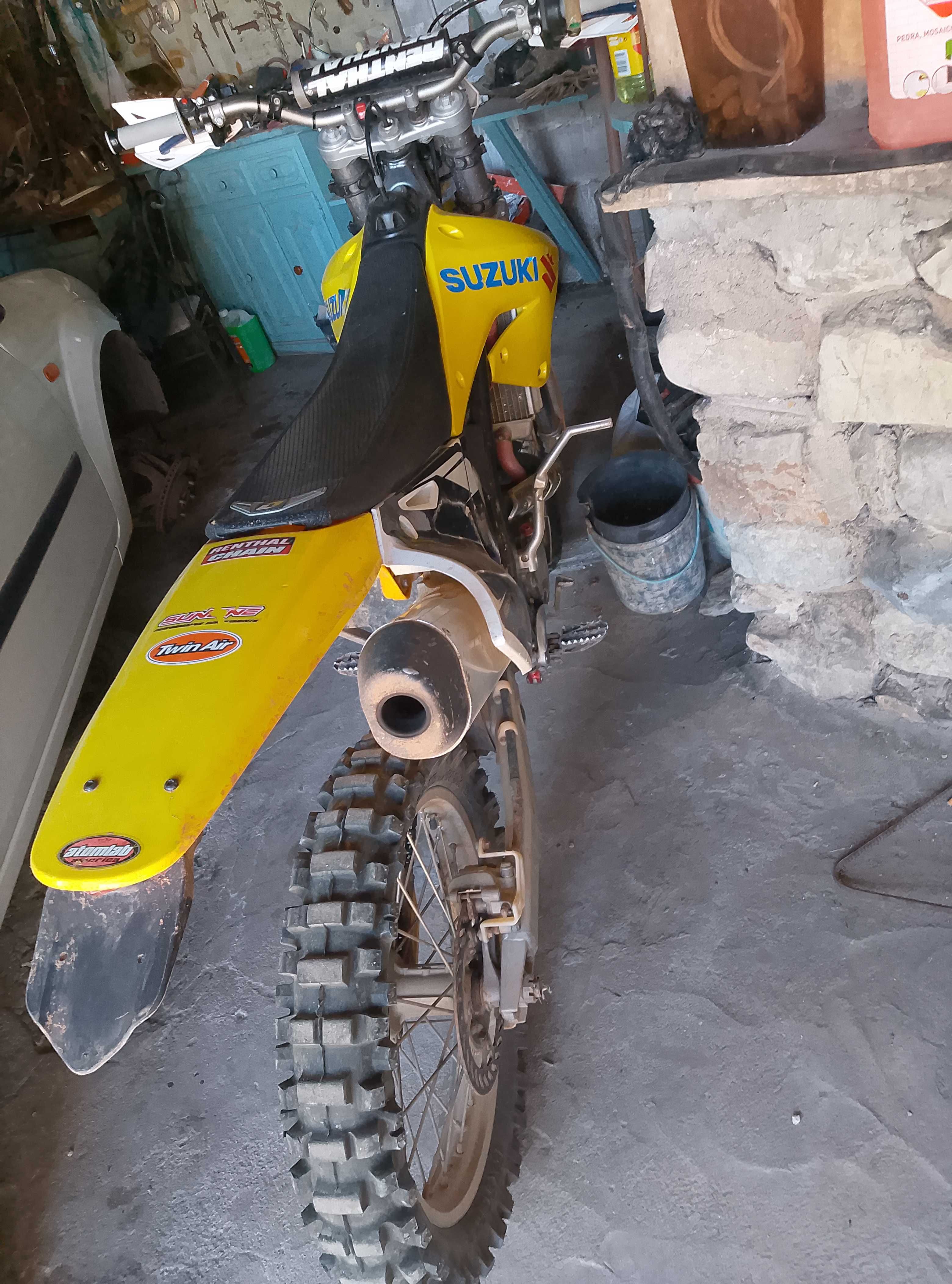 moto de cross 250 em ótimo estado