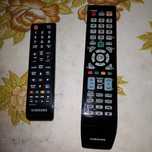 Piloty do telewizora Samsung.