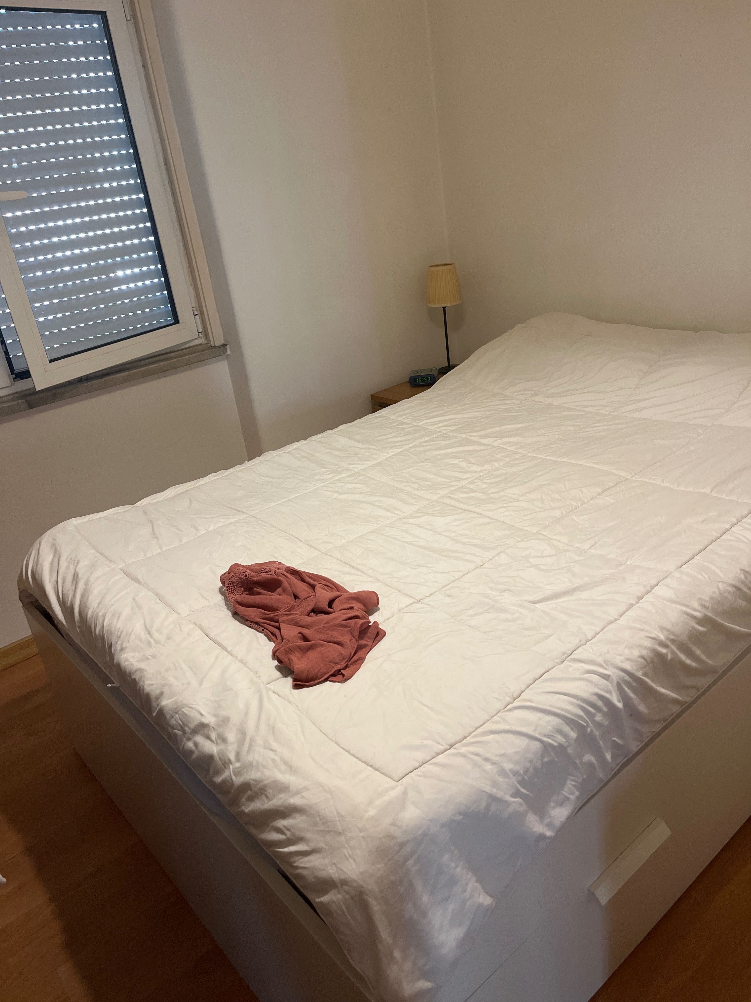 Cama 140*200 com estrado e gavetas