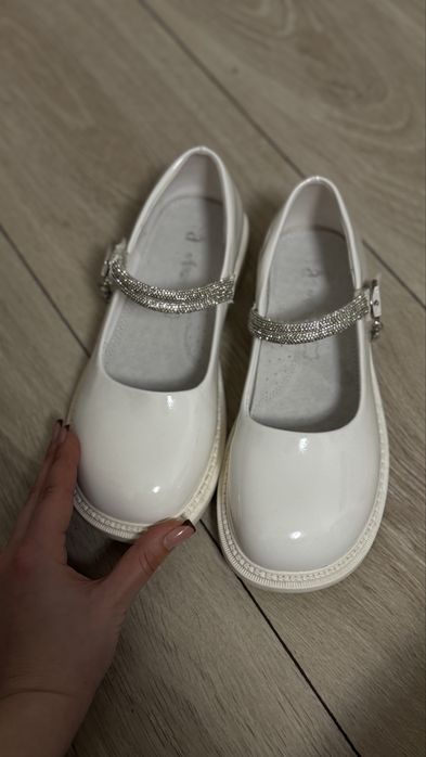 Білосніжні дівчачі туфельки