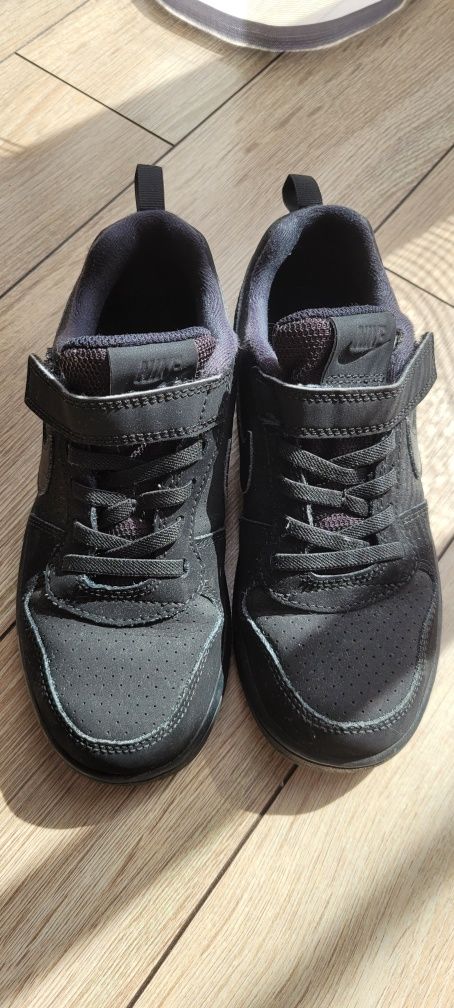 Nike Court Borough Low roz. 33