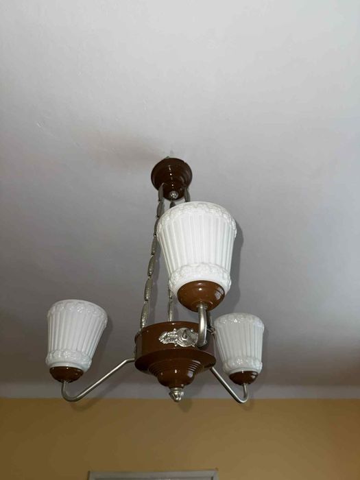 Żyrandol ze szklanymi kloszami