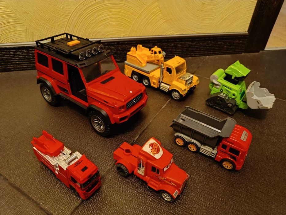 Лот з 6 машин, авто парк, вантажівки, екскаватор