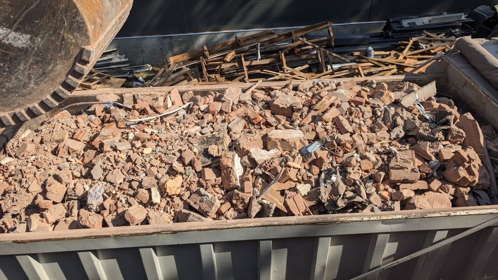 Бій цегли, дроблений бетон, блоки ФБС фундаментні, плити ПК, грунт .