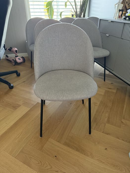 Sprzedam 8 krzeseł do jadalni